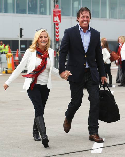 Phil Mickelson del Team USA al suo arrivo all’aeroporto di Edimburgo con la moglie Amy (Getty Images)